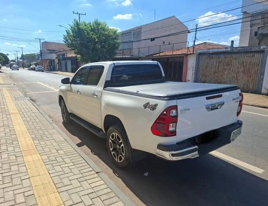 TOYOTA HILUX 2.8 D-4D TURBO DIESEL CD SRV 4X4 AUTOMÁTICO